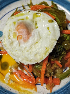 Una foto de Verduras al wok con curry y huevo poché