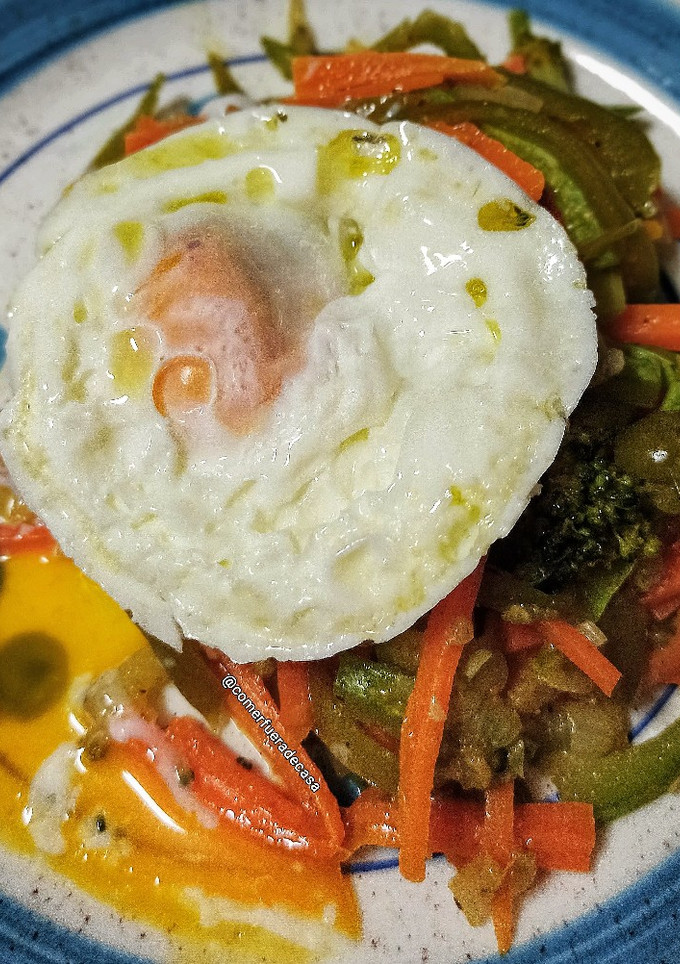 Una foto de Verduras al wok con curry y huevo poché