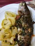 Trucha al horno con jamón y patatas panaderas