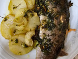 Trucha al horno con jamón y patatas panaderas