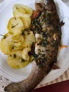 Una foto de Trucha al horno con jamón y patatas panaderas