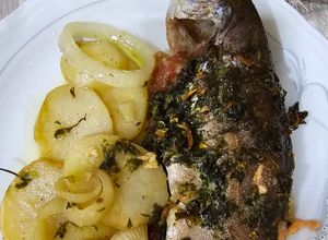 Foto principal de Trucha al horno con jamón y patatas panaderas
