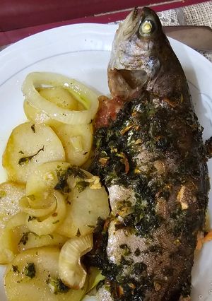 Una foto de Trucha al horno con jamón y patatas panaderas