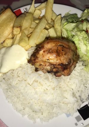 Una foto de Pollo al horno con papa y yuca frita