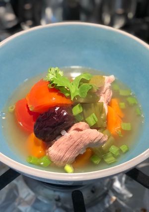 Hình của món Canh sườn non hầm hủ qua, cà rốt, táo đỏ và cà chua.
