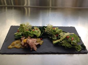Una foto de Ensalada de pato en salsa de mango 