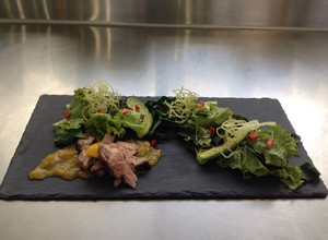 Una foto de Ensalada de pato en salsa de mango 