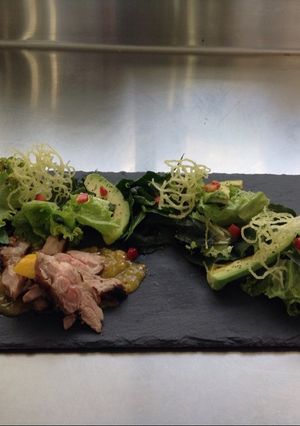 Una foto de Ensalada de pato en salsa de mango 