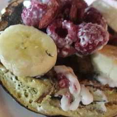 Una foto de Panqueques de banana con frutos rojos