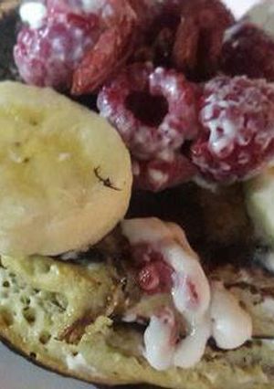 Una foto de Panqueques de banana con frutos rojos
