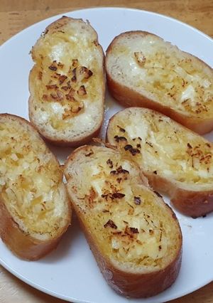 Hình của món Bánh mì nướng bơ tỏi.