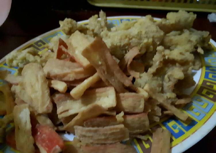 Cemilan kulit goreng dan crab stick goreng