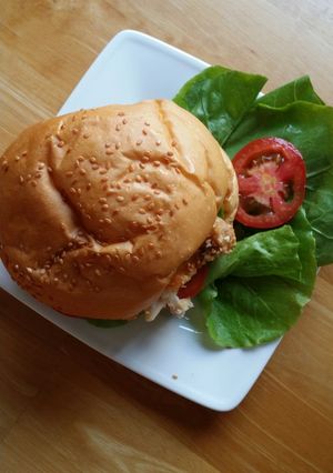 Hình của món Hamburger gà chiên giòn.