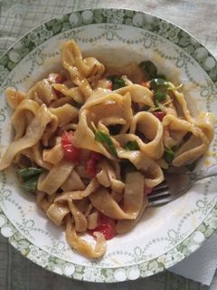 Una foto de Fideos caseros con salsa 'Alle vongole' 🌱