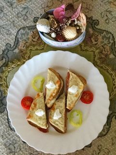 Sajtos, szalámis pirítós recept fotója