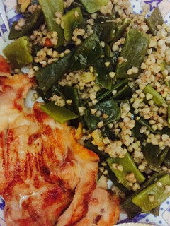 Una foto de Pollo plancha con judías verdes y trigo sarraceno
