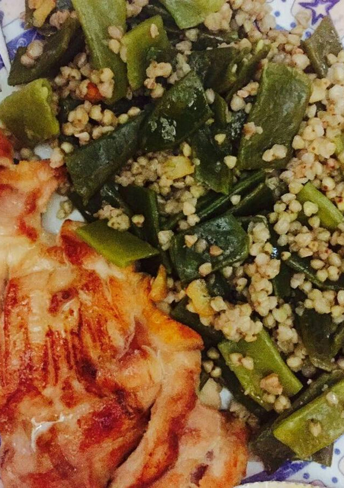 Una foto de Pollo plancha con judías verdes y trigo sarraceno