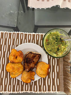 Una foto de Lomo de cerdo con papas y guacamole