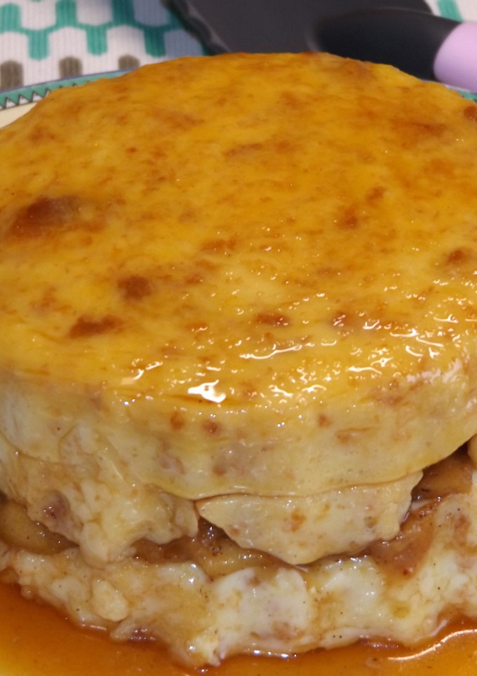 Una foto de Pudín flan con manzanas caramelizadas con ron