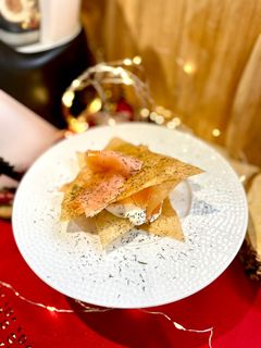 Une photo de Milles feuilles croustillant au Saumon fumé & crème citronnée à l’aneth