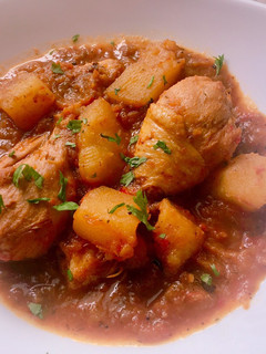 Una foto de Muslitos de pollo en salsa con patatas