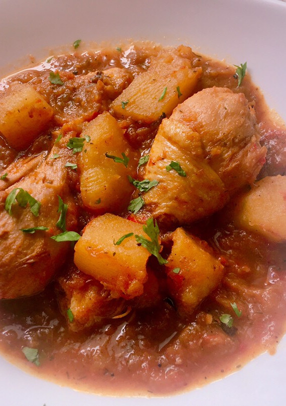 Una foto de Muslitos de pollo en salsa con patatas