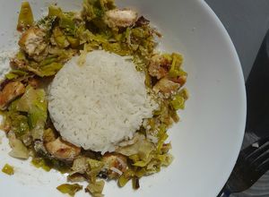 Une photo de Riz basmati, poulet au curry & fondue de poireaux légère