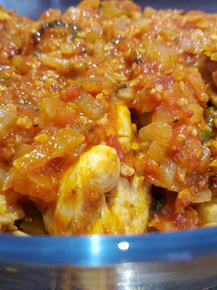 Una foto de Conejo en salsa de tomate con hierbas aromáticas