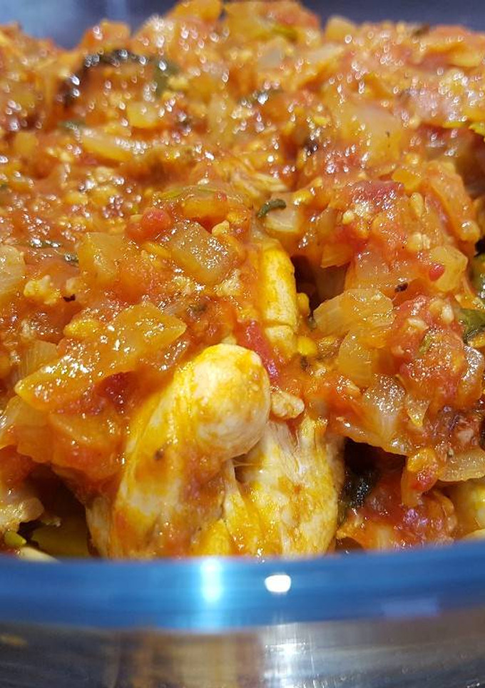 Una foto de Conejo en salsa de tomate con hierbas aromáticas