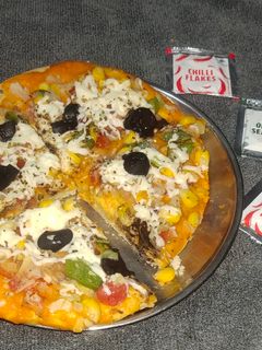 ચીઝ બસ્ટ પીઝા (Cheese Burst Pizza Recipe In Gujarati) રેસીપી મુખ્ય ફોટો