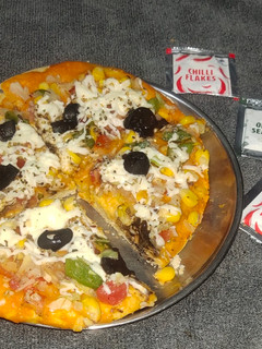 ચીઝ બસ્ટ પીઝા (Cheese Burst Pizza Recipe In Gujarati) રેસીપી મુખ્ય ફોટો