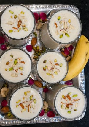 केला ड्रायफ्रूट्स स्मूदी रेसिपी मुख्य फोटो