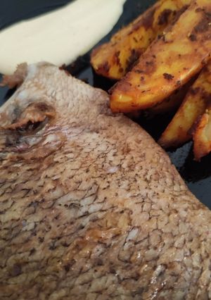 Una foto de Pargo a la Plancha con Patatas Masala al Horno y Mayonesa de Mandarina
