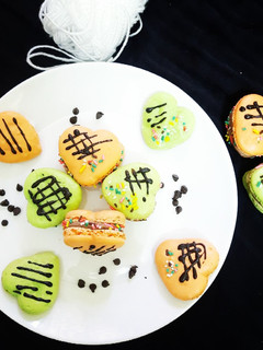 ஹார்ட் ஷேப்டு மக்ரூன்ஸ் (Heart shape macaroons recipe in tamil) செய்முறை முக்கிய புகைப்படம்