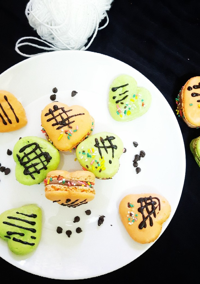 ஹார்ட் ஷேப்டு மக்ரூன்ஸ் (Heart shape macaroons recipe in tamil) செய்முறை முக்கிய புகைப்படம்