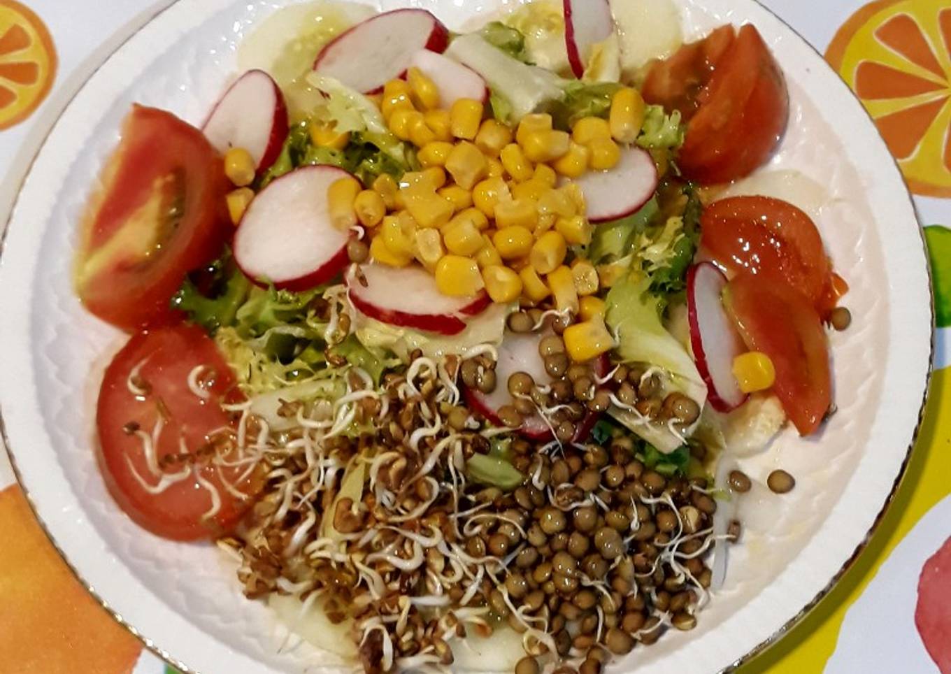 Ensalada mixta de verduras y germinados