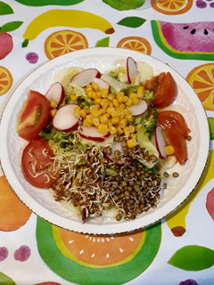 Una foto de Ensalada mixta de verduras y germinados