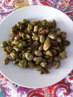 Una foto de Habas con cebolla