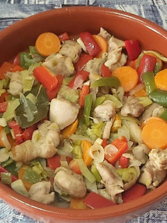 Una foto de Ragú de pollo con verduras