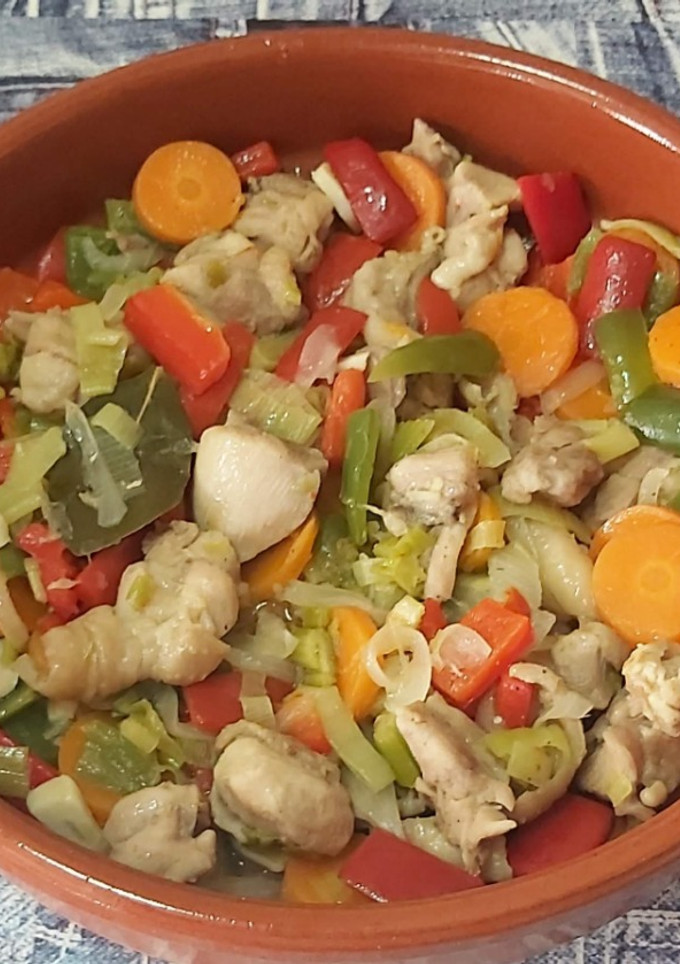 Una foto de Ragú de pollo con verduras