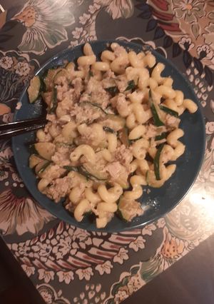Una foto de Fideos con zucchine y atún