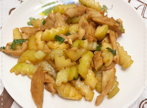 大黃瓜炒麵腸 的食譜成品照片