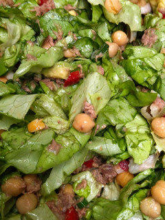 Una foto de Ensalada de garbanzos 😋