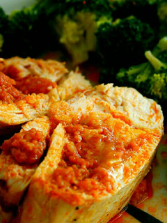 Una foto de Pechuga de pollo rellena de sobrasada, queso y miel