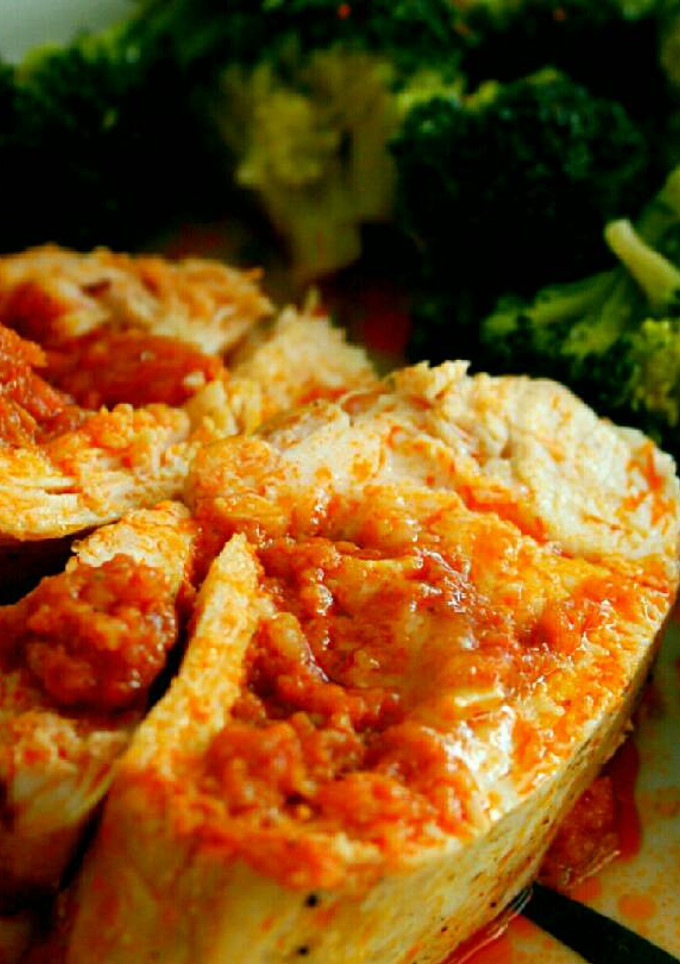 Una foto de Pechuga de pollo rellena de sobrasada, queso y miel