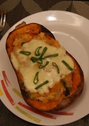 Una foto de Calabaza rellena con pollo y salteado de verduras