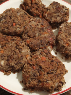 Una foto de Hamburguesas de porotos negros, quinoa y verduras 🍔 veganas