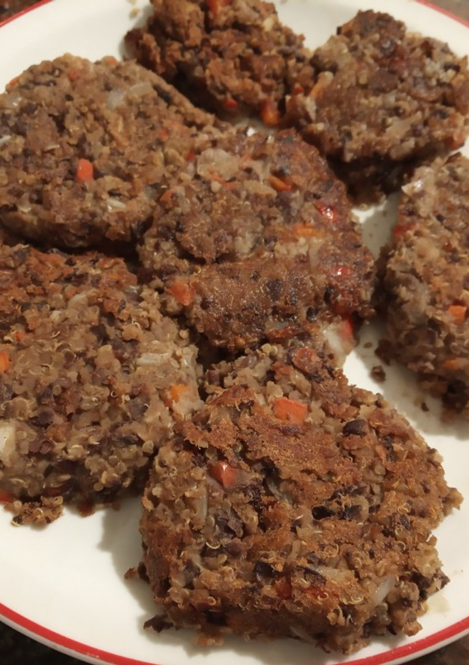 Una foto de Hamburguesas de porotos negros, quinoa y verduras 🍔 veganas