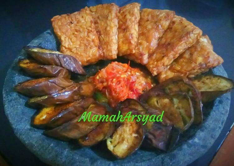 Resep Tempe + terong goreng sambal tomat matang Anti Gagal