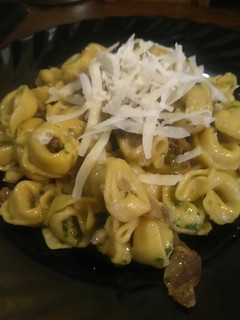 Una foto de Tortellini con salsa de Shiitake y Panceta